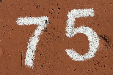 Yetmiş-beş bordo arka plan üzerinde