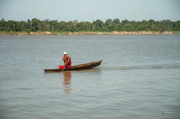 Amazon nehri üzerinde tekne erkekte — Stok fotoğraf