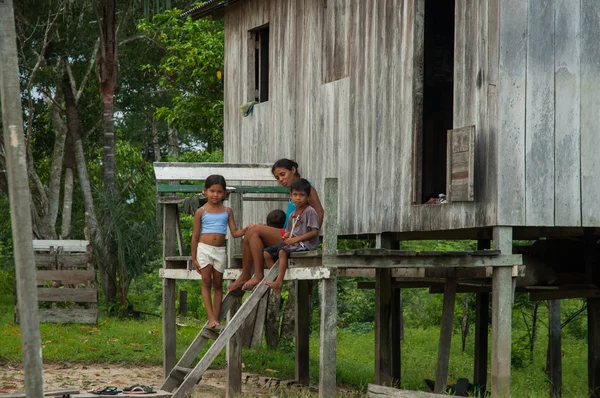 Niños en la reserva de desarrollo sostenible — Foto de Stock