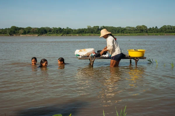 Niños nadando en el río — Foto de Stock