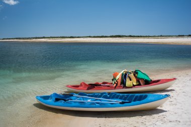 Brezilya'da Jericoacoara plajda tekneler