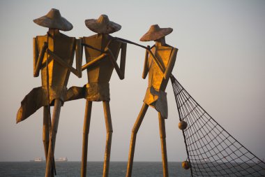 Balık ağı ile üç balıkçı anıtları
