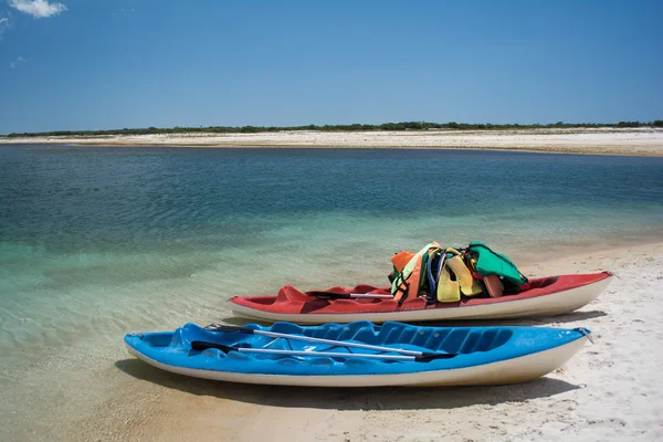 Brezilya'da Jericoacoara plajda tekneler