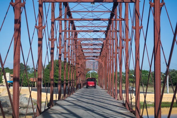 Auto, pohybující se na mostě přes řeku Brandão — Stock fotografie