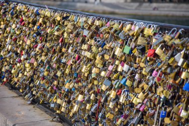 Paris Pont Des Arts kilitleri