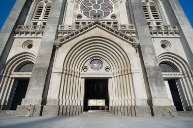 Eski kilisenin cephesi