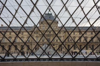 Paris 'teki Louvre Müzesi