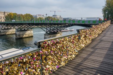 Paris Pont Des Arts kilitleri