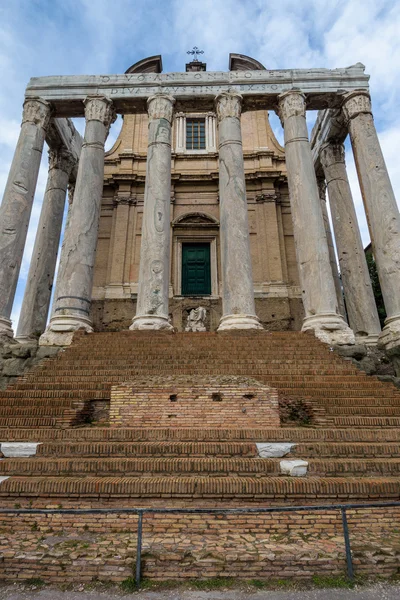 Antonino y Faustina Templo — Foto de Stock