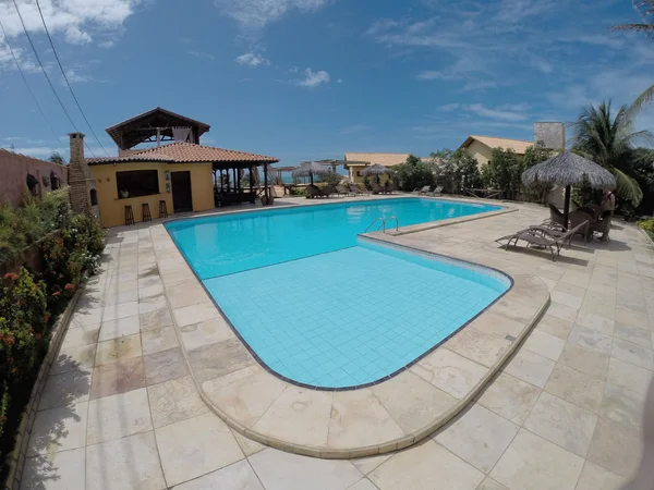 Case vicino alla piscina con acqua azzurra — Foto Stock