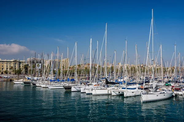 Bílé motorové čluny na molu v Barceloně — Stock fotografie