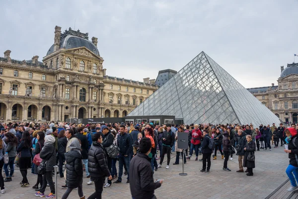 Museo del Louvre en París — Foto de Stock