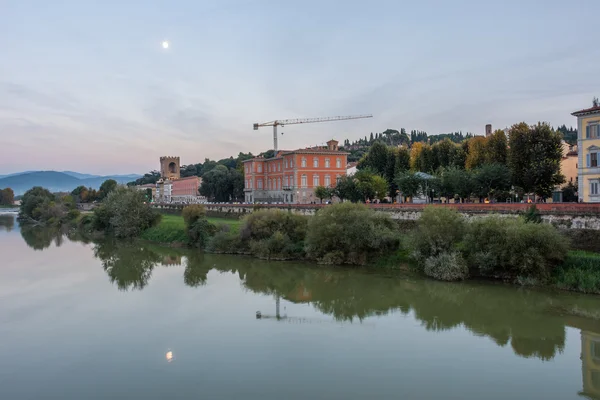 Güneşli bir gün, yeşil su ile Arno Nehri — Stok fotoğraf