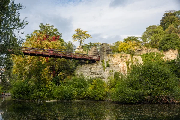 Parque público Buttes-Chaumont em Paris — Fotografia de Stock