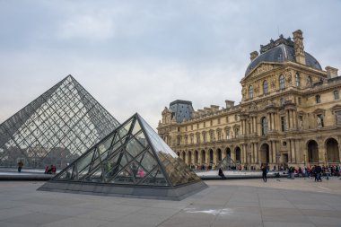 Paris 'teki Louvre Müzesi