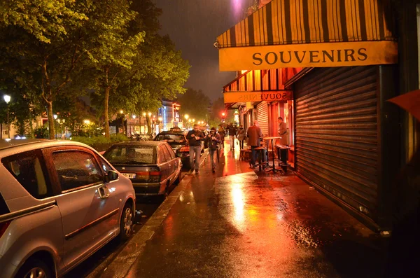 Vista nocturna de Montmartre en París — Foto de Stock