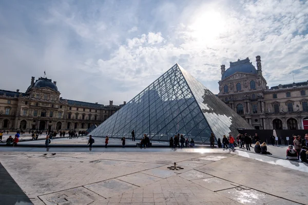 Museo del Louvre en París — Foto de Stock