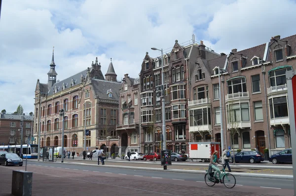 Gente en la calle de Amsterdam — Foto de Stock