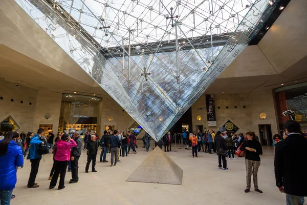 Museu do Louvre Pirâmide em Paris — Fotografia de Stock