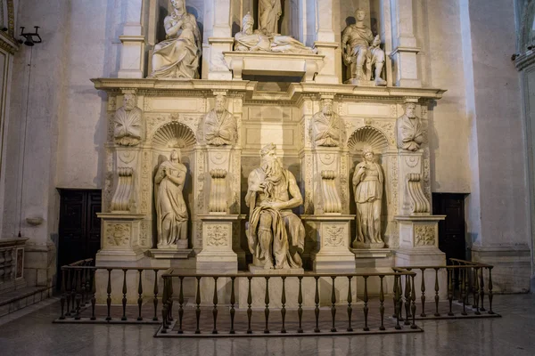 Hrobka papeže Julia II Michelangelo v Římě — Stock fotografie