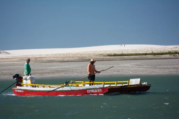 Männer treiben auf Boot im Jericoacoara-Park — Stockfoto