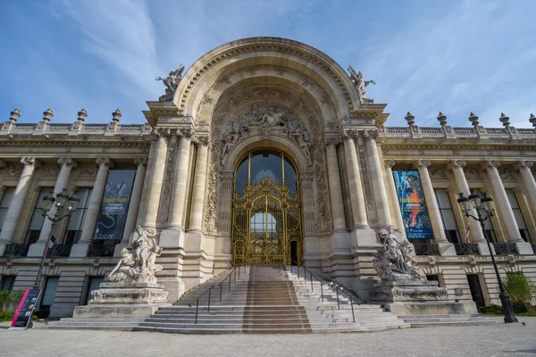 Дворец в Париже — стоковое фото