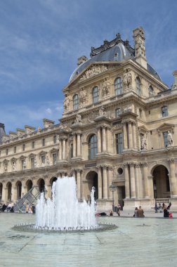 Paris 'teki Louvre Müzesi
