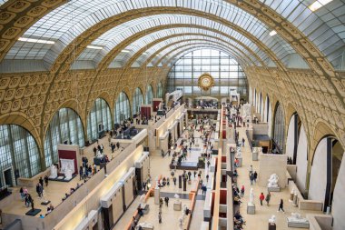 turistler Musee d'Orsay içinde yürüyüş 