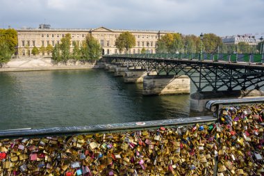 Paris Pont Des Arts kilitleri