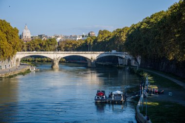 Roma'da Tiber Nehri üzerinde köprü