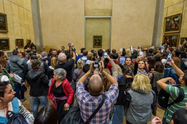 insanlar Louvre Müzesi'nde