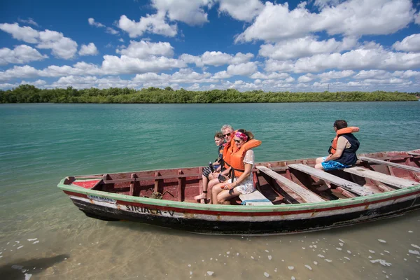 Touristes en gilets de sauvetage flottant sur le bateau — Photo