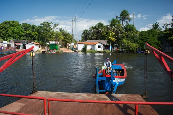 Hombre en barco en el agua — Foto de Stock