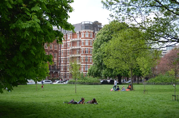 Gente relajándose en los jardines de Kensington — Foto de Stock