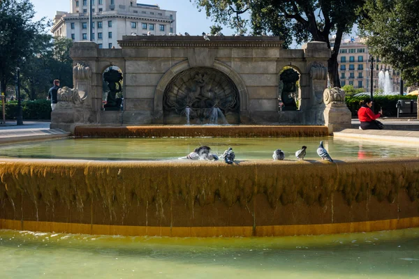 Belle fontaine antique à Barcelone — Photo