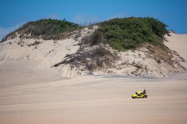 Auto ve městě Canoa Quebrada — Stock fotografie