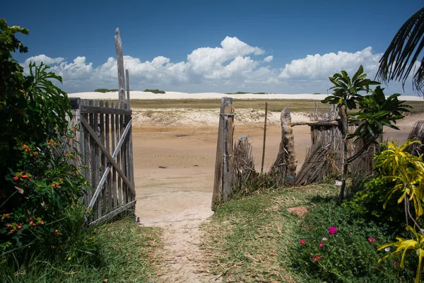 Path through fence leading to beach — Stock Photo, Image