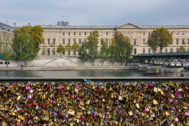 Paris Pont Des Arts kilitleri