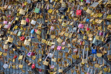 Paris Pont Des Arts kilitleri