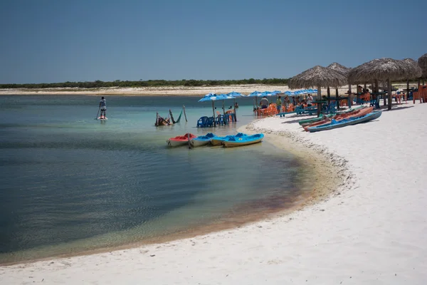 Barcos en la playa de Jericoacoara en Brasil — Foto de Stock