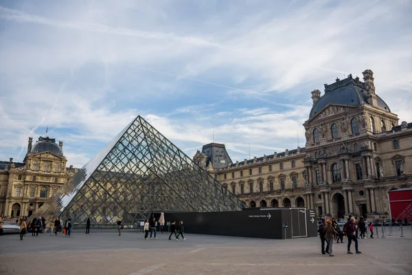 Μουσείο Λούβρου στο Παρίσι — Φωτογραφία Αρχείου