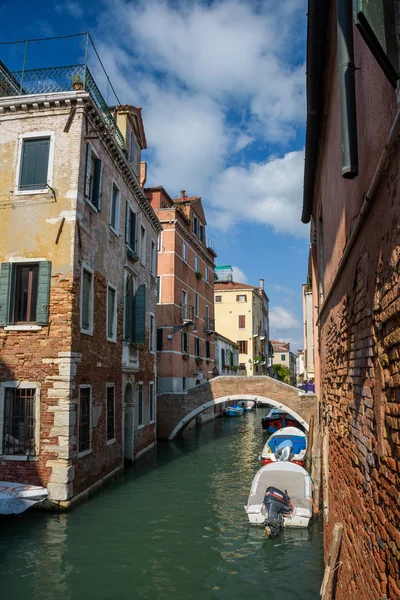 Kanal och byggnader i Venedig — Stockfoto