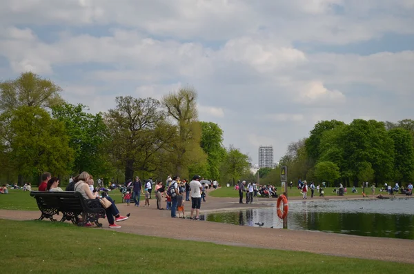 People relaxing in kensington gardens — Stock Photo, Image
