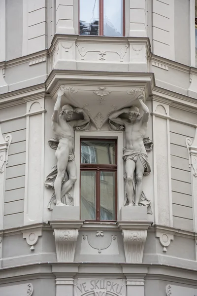 Beautiful statues surrounding window — Stock Photo, Image