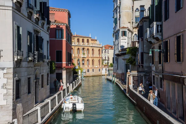 Kanal och byggnader i Venedig — Stockfoto