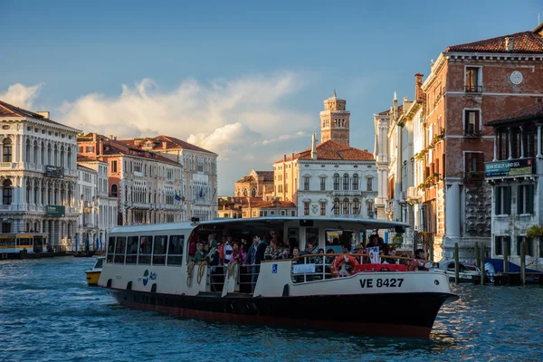 Kanal och byggnader i Venedig — Stockfoto