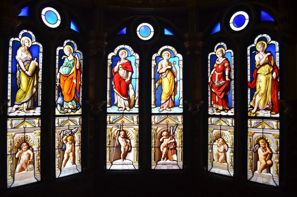 Gebrandschilderde ramen in de kapel — Stockfoto