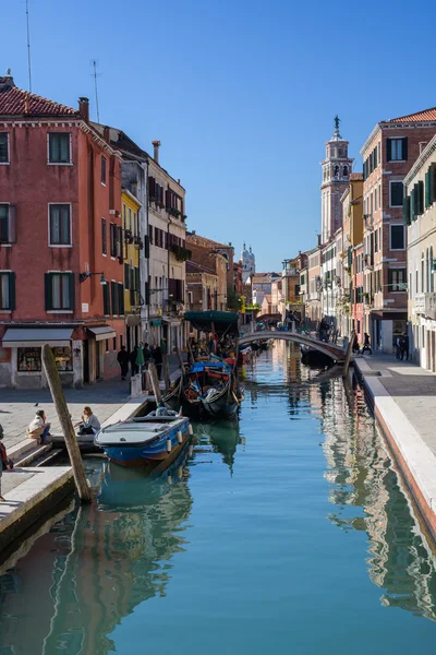 Venedik 'te kanal ve binalar — Stok fotoğraf