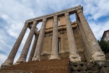 Antoninus ve Faustina Tapınağı