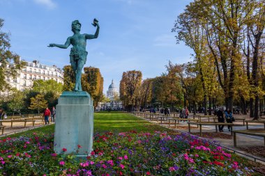Jardim de Luxemburgo Paris'te heykeli